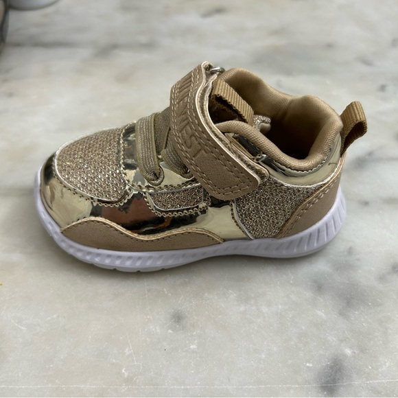 Size 3 Nine West gold toddler sneakers with Velcro strap - Picture 9 of 9